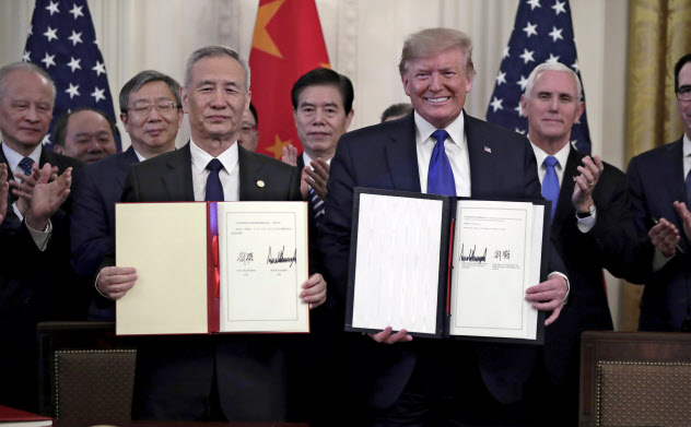 ホワイトハウスで「第1段階合意」にサインしたトランプ米大統領(右)と劉鶴・中国副首相(15日)=AP
ホワイトハウスで「第1段階合意」にサインしたトランプ米大統領(右)と劉鶴・中国副首相(15日)=AP