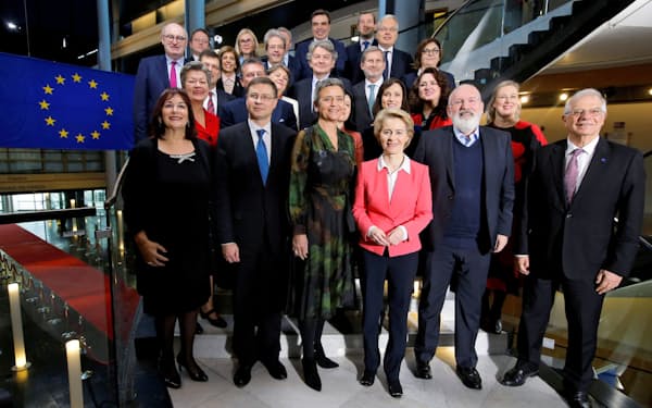 脱炭素を目指す欧州グリーンディール計画を進める欧州委員会委員長（前列右から3人目）