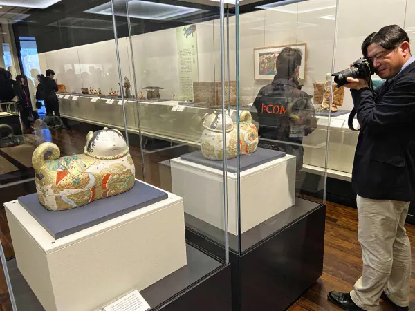 展示された「犬筥」(21日、さいたま市岩槻区)=共同