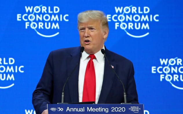 ダボス会議で演説するトランプ米大統領(21日、スイス東部ダボス)=ロイター ダボス会議で演説するトランプ米大統領(21日、スイス東部ダボス)=ロイター