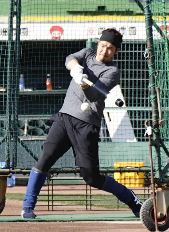 打撃練習するオリックスのT―岡田(21日、ほっともっと神戸)=共同