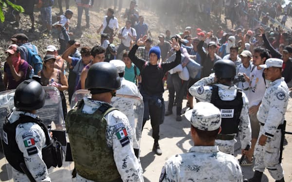 不法越境した移民の行く手を阻むメキシコの治安部隊（20日、メキシコ南東部シウダイダルゴ）=ロイター
