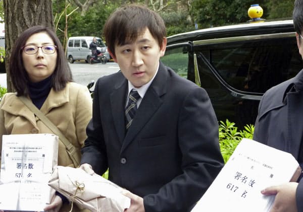 取材に応じる「楽天ユニオン」の代表(右)ら(22日午前、東京都千代田区)=共同