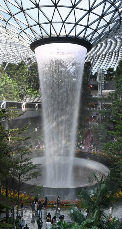 屋内では世界最大級という、高さ40メートルの人工滝。シンガポールで頻繁に降る雨がモチーフ