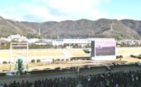 15日の姫路競馬再開初日には約3000人の観客が集まった