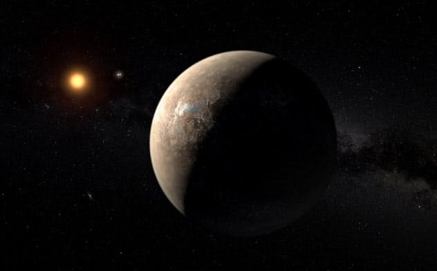 プロキシマ・ケンタウリ(輝いている左の星。ケンタウルス座アルファ星系の3つの太陽の1つ)を望む惑星プロキシマbの想像図(提供:ESO/M. Kornmesser) プロキシマ・ケンタウリ(輝いている左の星。ケンタウルス座アルファ星系の3つの太陽の1つ)を望む惑星プロキシマbの想像図(提供:ESO/M. Kornmesser)