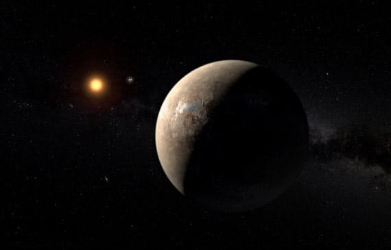プロキシマ・ケンタウリ(輝いている左の星。ケンタウルス座アルファ星系の3つの太陽の1つ)を望む惑星プロキシマbの想像図(提供:ESO/M. Kornmesser)