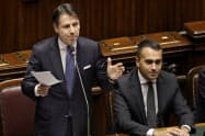 イタリアのコンテ首相(左)と左派「五つ星運動」のディマイオ党首=AP イタリアのコンテ首相(左)と左派「五つ星運動」のディマイオ党首=AP