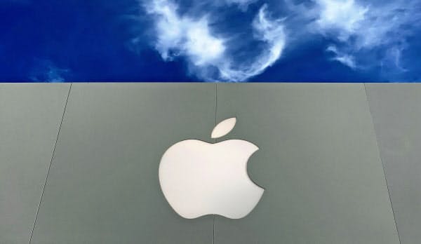 アップルはスマホ市場での巻き返しに向け廉価版iPhoneを投入すると見込まれている=ロイター