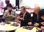 「江戸前場下町」のすし店で試食する小池氏(左)ら(東京都江東区) 「江戸前場下町」のすし店で試食する小池氏(左)ら(東京都江東区)