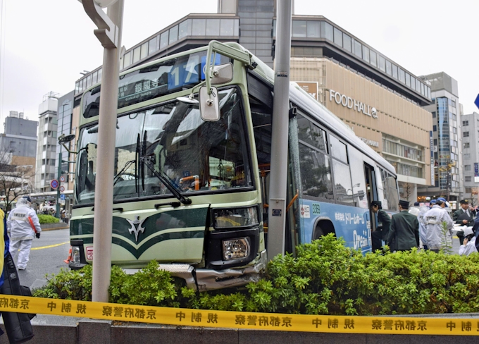 路線バス歩道脇に乗り上げ 3人軽傷か 京都の繁華街 日本経済新聞