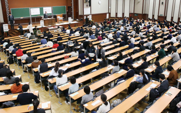 大学入試日程の延期検討 文科相「余裕持ち準備を」: 日本経済新聞