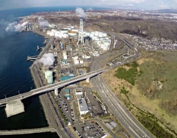 物流拠点に転換したJXTG(室蘭市)からの輸出が大幅に減少した(19年撮影)