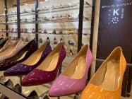 春夏向けに約80色の新作を並べた(神戸市) 春夏向けに約80色の新作を並べた(神戸市)