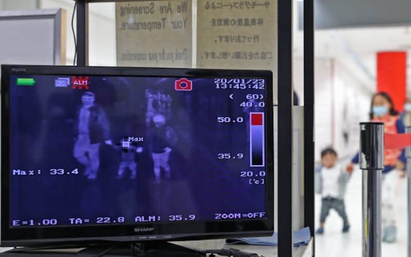 中国湖北省武漢市から到着した乗客らの体温をチェックする成田空港検疫所のモニター(23日) 中国湖北省武漢市から到着した乗客らの体温をチェックする成田空港検疫所のモニター(23日)