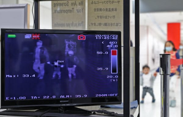 中国湖北省武漢市から到着した乗客らの体温をチェックする成田空港検疫所のモニター(23日)
