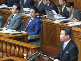 参院本会議で立憲民主・福山幹事長の代表質問を聞く安倍首相(23日)