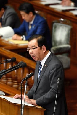 衆院本会議で代表質問に臨む共産党の志位和夫委員長(23日)