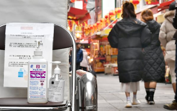 新型コロナウイルスを警戒し消毒液を設置する南京町の入り口（23日、神戸市中央区）