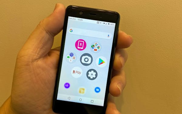 楽天モバイルの「Rakuten Mini」。小型ながら非接触の電子決済に対応したスマートフォンだ