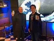 フェイスブックジャパンの元代表の長谷川晋氏(写真右)がクラフトビールに参入すると表明した(24日、東京都渋谷区) フェイスブックジャパンの元代表の長谷川晋氏(写真右)がクラフトビールに参入すると表明した(24日、東京都渋谷区)