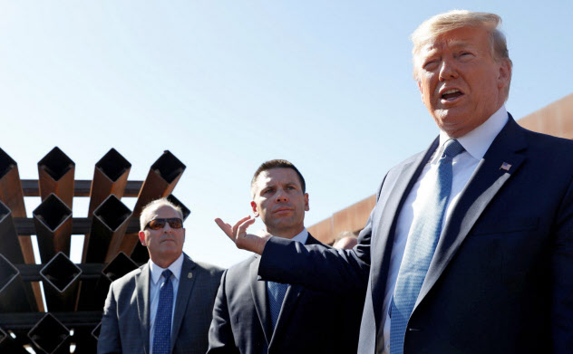 メキシコ国境付近を視察するトランプ米大統領(2019年9月、米カリフォルニア州)=ロイター メキシコ国境付近を視察するトランプ米大統領(2019年9月、米カリフォルニア州)=ロイター