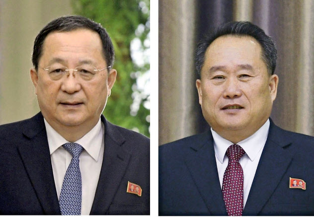 北朝鮮の李善権外相(右)と退任した李容浩氏=共同 北朝鮮の李善権外相(右)と退任した李容浩氏=共同