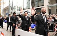 パレードでファンの声援に応えるラグビー日本代表のリーチ主将（右）ら（2019年12月、東京・丸の内）