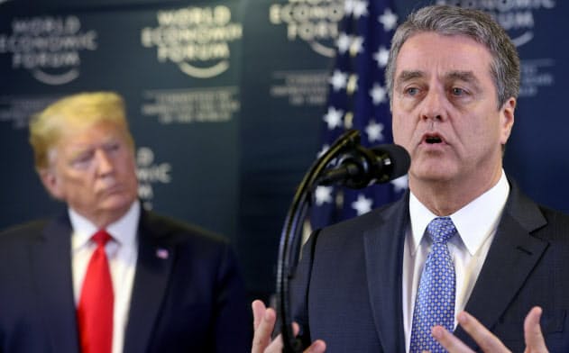 WTOのアゼベド事務局長(右)はトランプ米大統領と共同で会見した(22日、スイス東部ダボス)=ロイター WTOのアゼベド事務局長(右)はトランプ米大統領と共同で会見した(22日、スイス東部ダボス)=ロイター