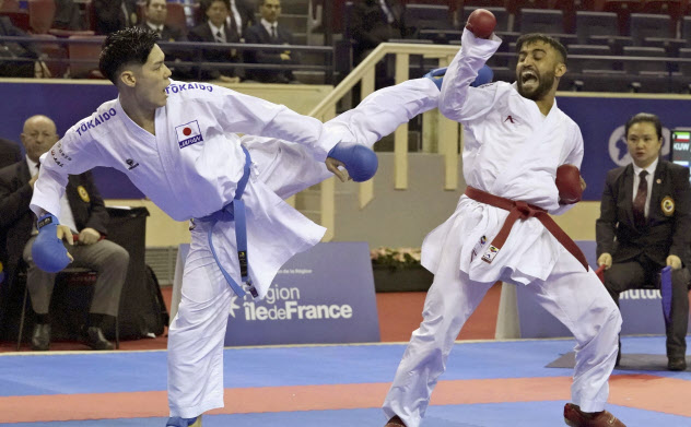 組手男子75キロ級2回戦 パキスタン選手(右)に敗れた西村拳(24日、パリ)=共同 組手男子75キロ級2回戦 パキスタン選手(右)に敗れた西村拳(24日、パリ)=共同