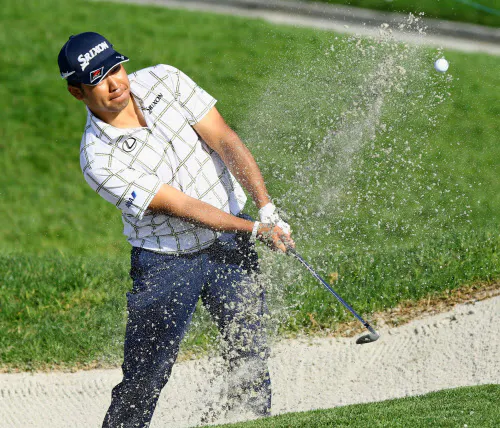 第2ラウンド、5番でバンカーショットを放つ松山英樹。通算4アンダーで17位(24日、トーリーパインズGC)=共同
