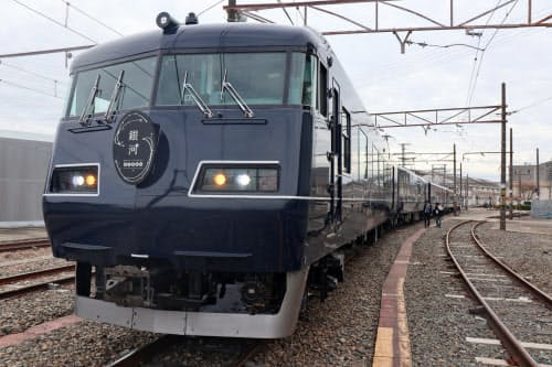 瑠璃(るり)紺色の外観は西日本の海や空を表現した。