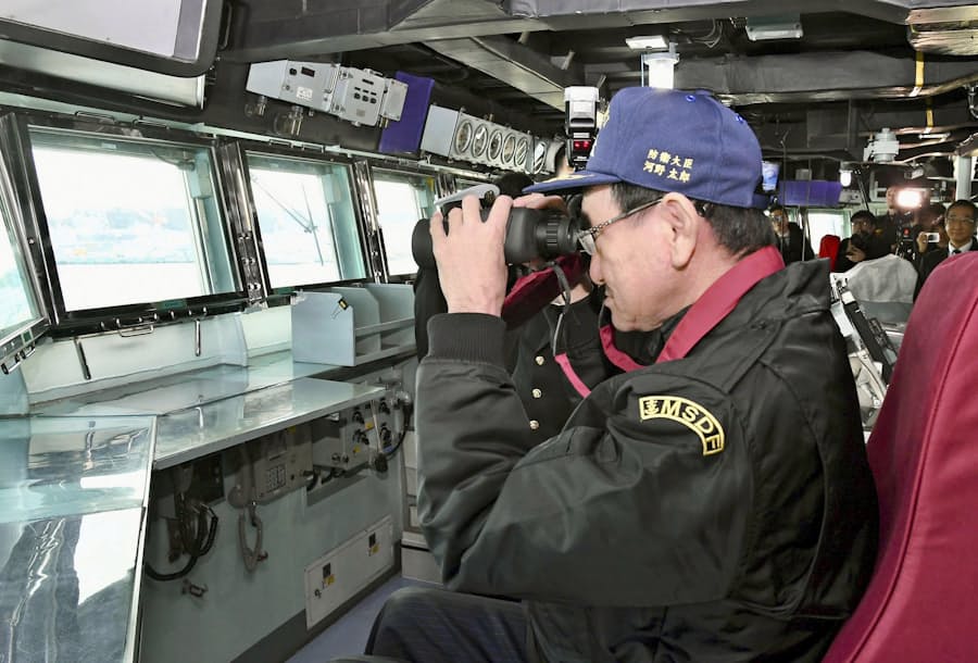 中東派遣の護衛艦視察 防衛相 隊員や家族激励 日本経済新聞