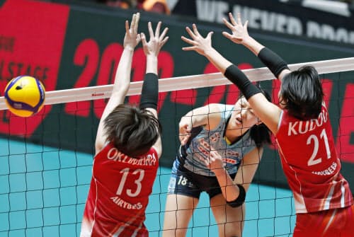 岡山とjtが決勝へ バレーvリーグ女子プレーオフ 写真 共同 日本経済新聞