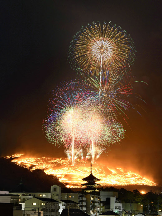 古都の夜空 赤く彩る 奈良で若草山焼き 日本経済新聞