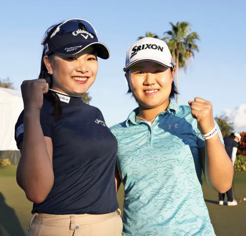 第3ラウンドを終え、練習場でポーズする河本結(左)と畑岡奈紗(25日、ボカリオGC)=共同