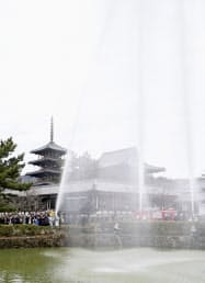 世界遺産・法隆寺で行われた消防訓練(26日、奈良県斑鳩町)=共同 世界遺産・法隆寺で行われた消防訓練(26日、奈良県斑鳩町)=共同