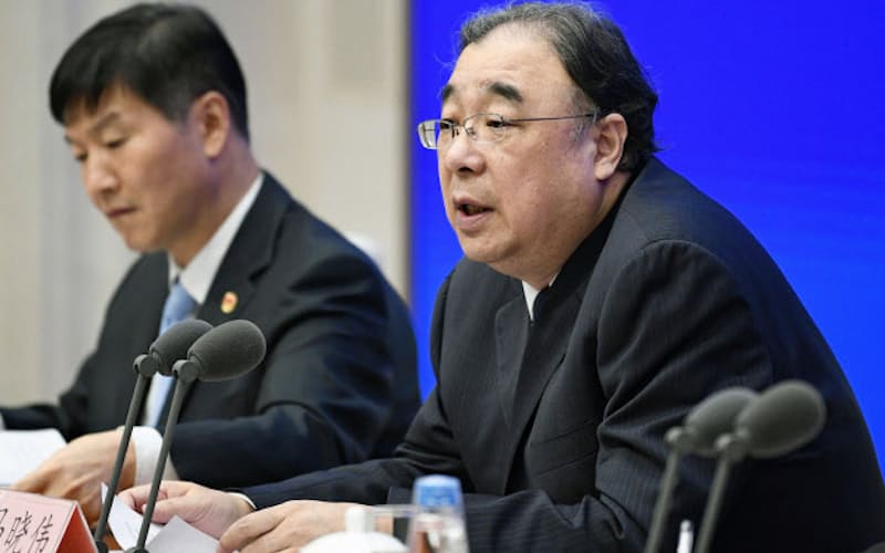 記者会見する中国国家衛生健康委員会の馬暁偉主任(右)(26日、北京)=共同 記者会見する中国国家衛生健康委員会の馬暁偉主任(右)(26日、北京)=共同