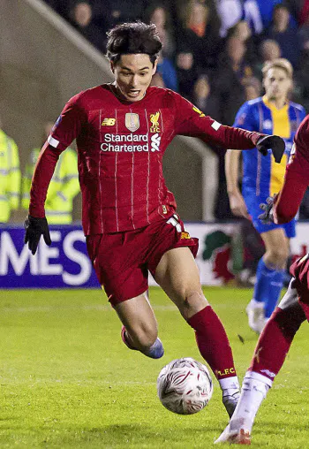 シュルーズベリー戦で攻め込むリバプールの南野(26日、シュルーズベリー)=共同