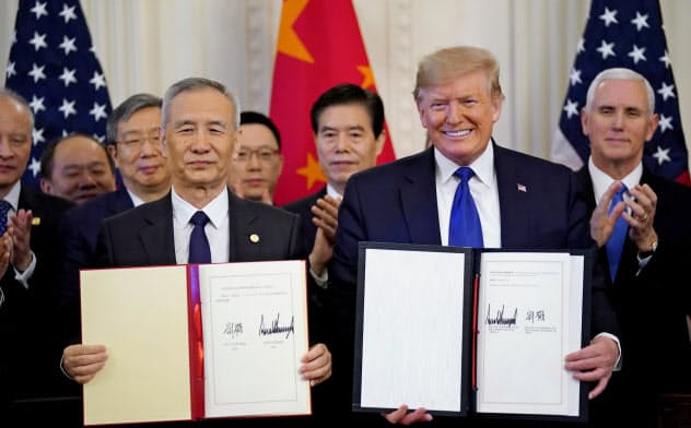 米中が15日、署名した米中貿易交渉「第1弾の合意」で中国が米国に約束した輸入の急拡大は世界貿易にゆがみをもたらすと指摘される=ロイター 米中が15日、署名した米中貿易交渉「第1弾の合意」で中国が米国に約束した輸入の急拡大は世界貿易にゆがみをもたらすと指摘される=ロイター