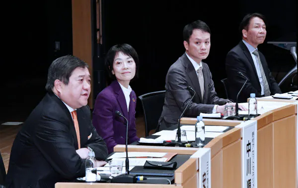 討論する(左から)安永、中川、神山、岩田の各氏(27日、東京・大手町)