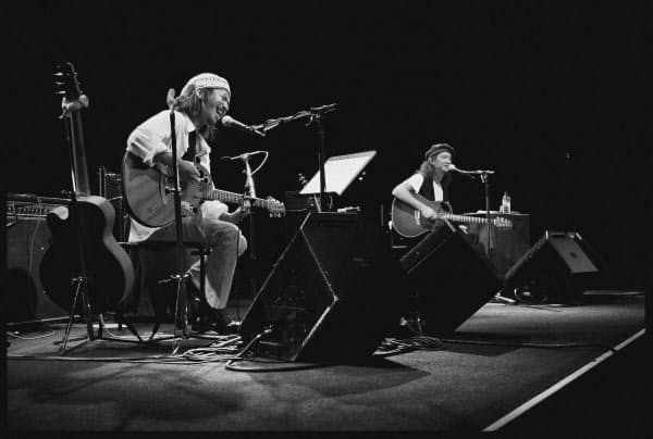 BAHOのライブで演奏する石田長生(左)とChar(1993年)=江戸屋提供