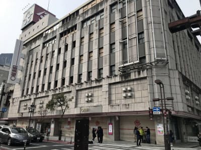 営業を停止し、シャッターが閉じられた(27日、山形市)