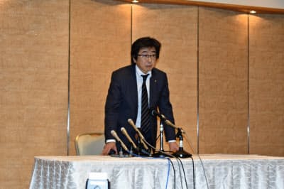 記者会見で謝罪する長沢代表取締役(27日、山形市)