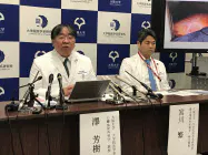 iPS細胞を使った心臓病再生医療の臨床試験の一例目実施について説明する阪大の澤芳樹教授(左)ら(1月27日、大阪府吹田市) iPS細胞を使った心臓病再生医療の臨床試験の一例目実施について説明する阪大の澤芳樹教授(左)ら(1月27日、大阪府吹田市)