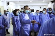 武漢入りした李克強首相(中央)。中国の短文投稿サイト「微博」の中国政府公式アカウントに27日、投稿された(共同) 武漢入りした李克強首相(中央)。中国の短文投稿サイト「微博」の中国政府公式アカウントに27日、投稿された(共同)