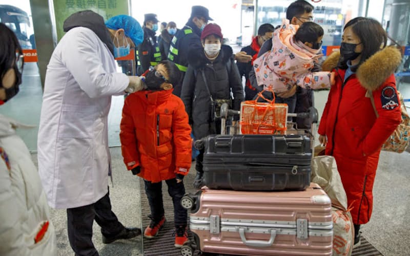 株式市場では旅行客の減少が懸念されている(中国・長沙市の空港、27日) 株式市場では旅行客の減少が懸念されている(中国・長沙市の空港、27日)