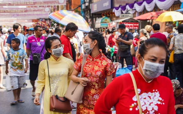 中国人観光客が多く訪れるバンコクのチャイナタウンではマスク姿の人が目立つ（26日）=小高顕撮影