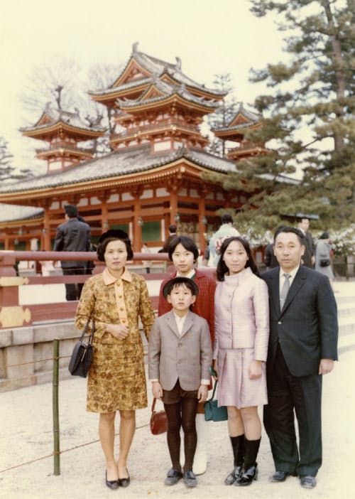 小学生の頃、家族と(手前が典男さん)