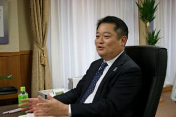 長崎知事は「任期中に100点満点以上を目指す」と述べた（28日、山梨県庁）